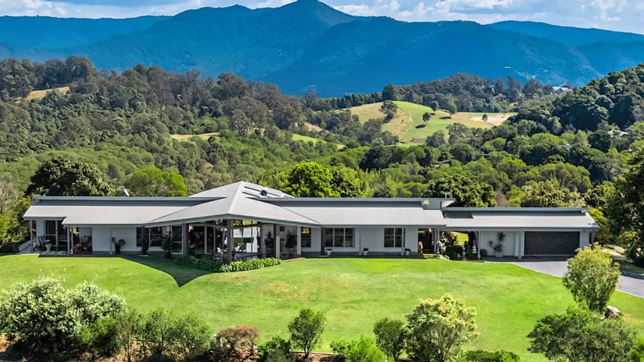 Auction vs Private Treaty in Queensland